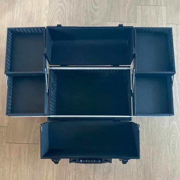 Make Up Artist Traveler - Picture 3 of 10